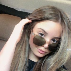 Meet your Posher, Avery